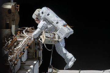 L'astronaute Victor Glover dans le vide spatial à 400 kilomètres d'altitude