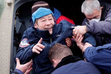 Le milliardaire Yusaku Maezawa revient sur Terre après un séjour de 12 jours dans l'ISS
