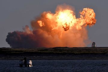 Les images du crash de la fusée géante de SpaceX