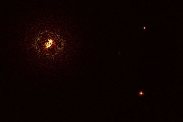 Première découverte d'une planète géante autour d'une paire d'étoiles très massives