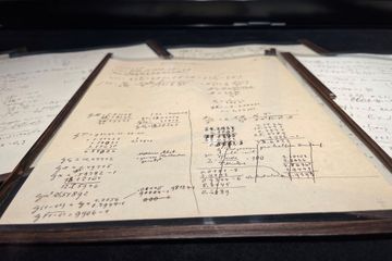 Un manuscrit d'Einstein bat des records aux enchères