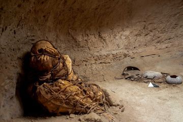 Une intrigante momie ligotée découverte dans une tombe au Pérou