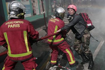 1er-Mai à Paris : un pompier violemment frappé par une manifestante