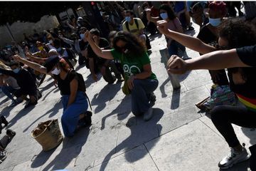 A Bordeaux, 300 personnes agenouillées en hommage à George Floyd