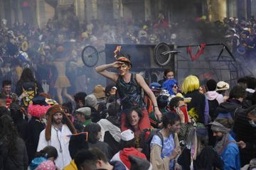 À Marseille, 6500 personnes font fi des restrictions anti-Covid pour un carnaval