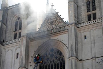 A Nantes, l'incendie de la cathédrale circonscrit mais le grand orgue 
