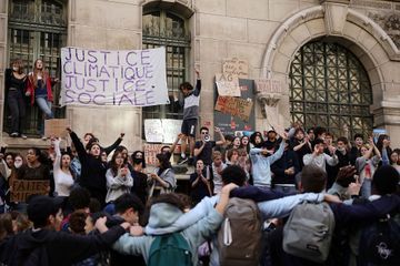A Paris, des lycéens bloquent leur lycée avant le second tour de la présidentielle
