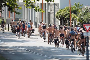 A Rennes, des naturistes à vélo pour défendre les cyclistes et la planète