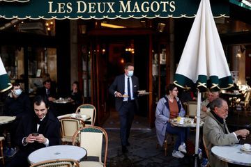 Après des mois de fermeture, les Français profitent du petit-déjeuner en terrasse