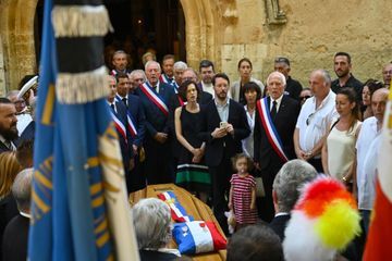 Aux obsèques du maire de Signes, le message de Macron aux édiles