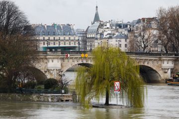 Avec la crue de la Seine, Paris a les pieds dans l'eau