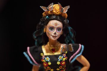 Barbie incarne un squelette en hommage au Jour des morts mexicain