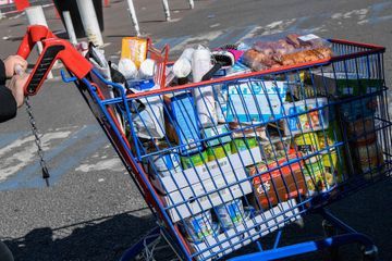 Colorations, crèmes dépilatoires, champagne : ce qu'ont acheté (ou négligé) les Français pendant et après le confinement