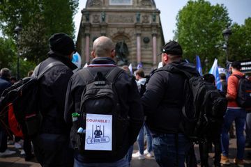 «Coupable d'être flic» : rassemblements policiers après l'affaire du Pont-Neuf