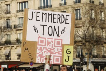 Covid-19 : des pass sautent et des opposants marchent