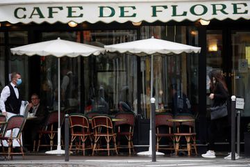 Covid-19 : les bars fermés à Paris et en proche banlieue, les visites en Ehpad limitées