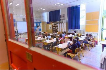 Covid: baisse du nombre de classes fermées, hausse des tests réalisés