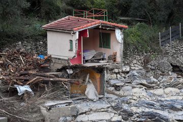 Crues dans les Alpes-Maritimes : au moins quatre morts et des images d'apocalypse