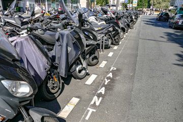Dans les rues de Paris, motos et scooters payent désormais leur stationnement