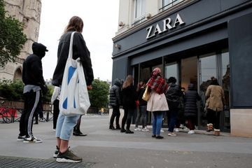 Déconfinés, les Français se ruent dans les magasins