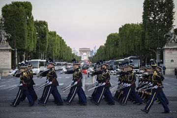 Derniers préparatifs pour la cérémonie du 14-Juillet à Paris