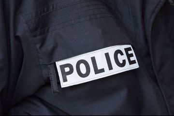 Des policiers tirent sur un homme qui les menaçait avec un couteau