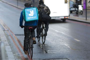 Émue par le sort d'un livreur à vélo septuagénaire, elle récolte de l'argent pour lui