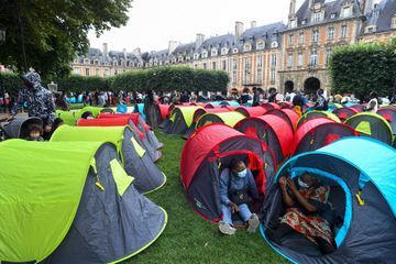 Environ 400 sans-abri s'installent sous des tentes place des Vosges à Paris