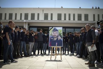 Foule émue au commissariat d'Avignon en hommage à Eric Masson, le policier tué