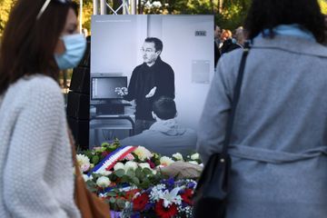 Hommages à Samuel Paty dans sa ville, son collège et à l'Elysée