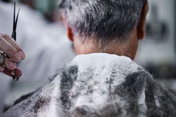 Il va chez le coiffeur et ressort brûlé au front, avec sept jours d'ITT