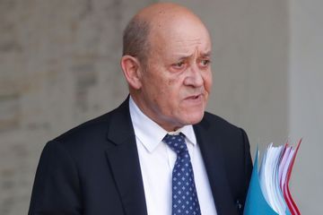 Ils arnaquaient de riches personnalités avec des masques de Le Drian ou d'Albert de Monaco