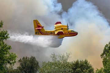 Incendie dans le Var : les images d'un bateau de plaisance qui frôle un canadair