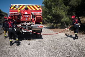 Incendie près de Marseille : les angoissantes images de pompiers prisonniers des flammes
