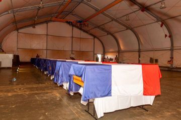 La France rend hommage ce lundi aux 13 soldats morts au Mali