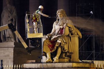 La statue de Colbert, située devant l'Assemblée nationale, a été vandalisée