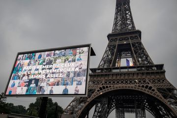 La Tour Eiffel rend hommage aux Français mobilisés contre le coronavirus