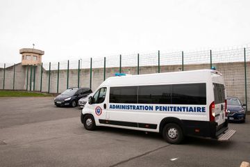 Le détenu évadé de l'hôpital de Pontoise et sa complice remis aux autorités françaises