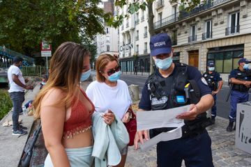 Les Parisiens ont du mal à garder leur masque dans les rues de Paris