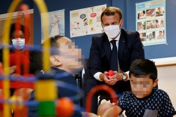 Macron dans une PMI de Longjumeau pour promouvoir le congé paternité