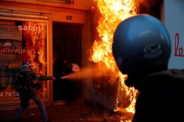 Magasins saccagés, jets de pavés...à Paris, la manifestation du 11 janvier dégénère