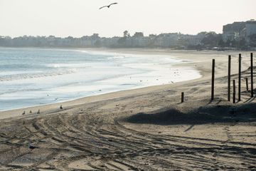 Ouverture des plages de La Baule et Pornichet , avec interdiction de s'asseoir ou s'allonger