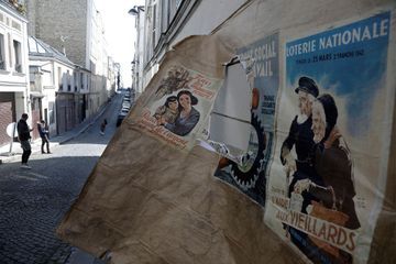 Pendant le confinement, une rue de Montmartre figée dans les années 40