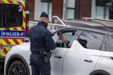 Pour arrêter la polémique sur les contrôles d'identité, le Défenseur des droits prône la 