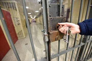 Prisons: plus de 72.000 détenus au 1er juillet, toujours en hausse