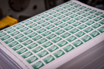 Prix du timbre, nouveaux produits plastiques interdits, Smic : les changements au 1er janvier 2021