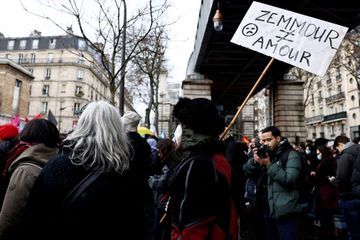 Quelques centaines de manifestants anti-Zemmour défilent à Paris