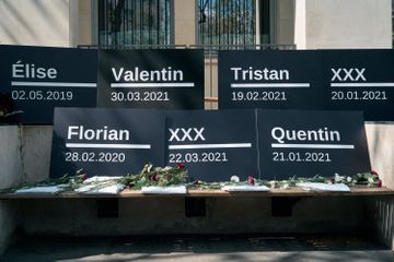 Rassemblement à Paris pour dénoncer des suicides d'internes en médecine