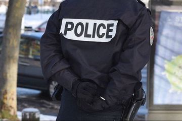 Seine-Saint-Denis: un automobiliste s'amuse à traîner des piétons en roulant