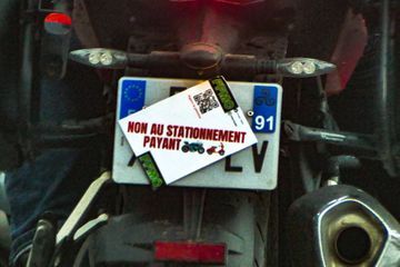 Stationnements payants pour les scooters et motos à Paris : la colère monte